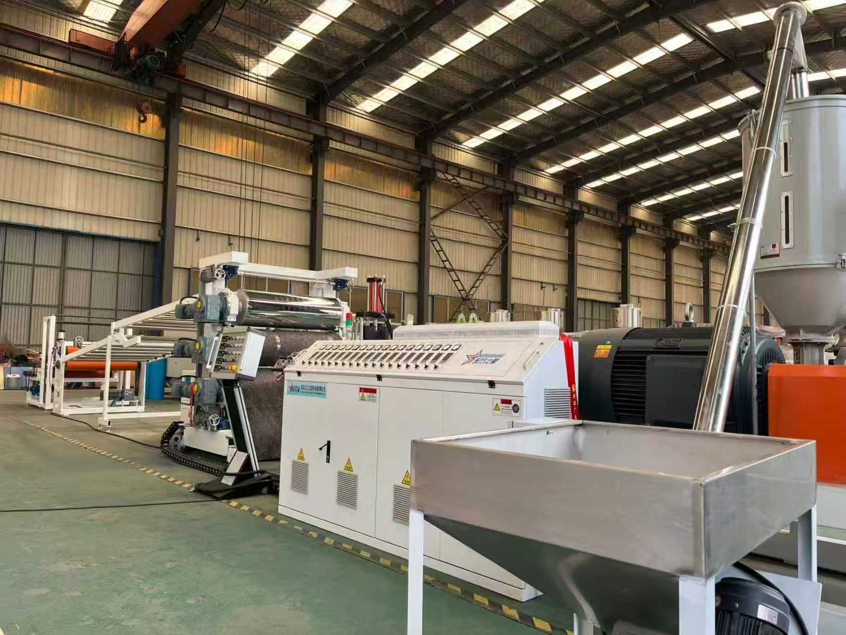 QINGDAO EASTSTAR از مشتریان برای بازرسی تجهیزات تشک ضد لغزش TPE/TPV/TPU/TPR استقبال می کند.