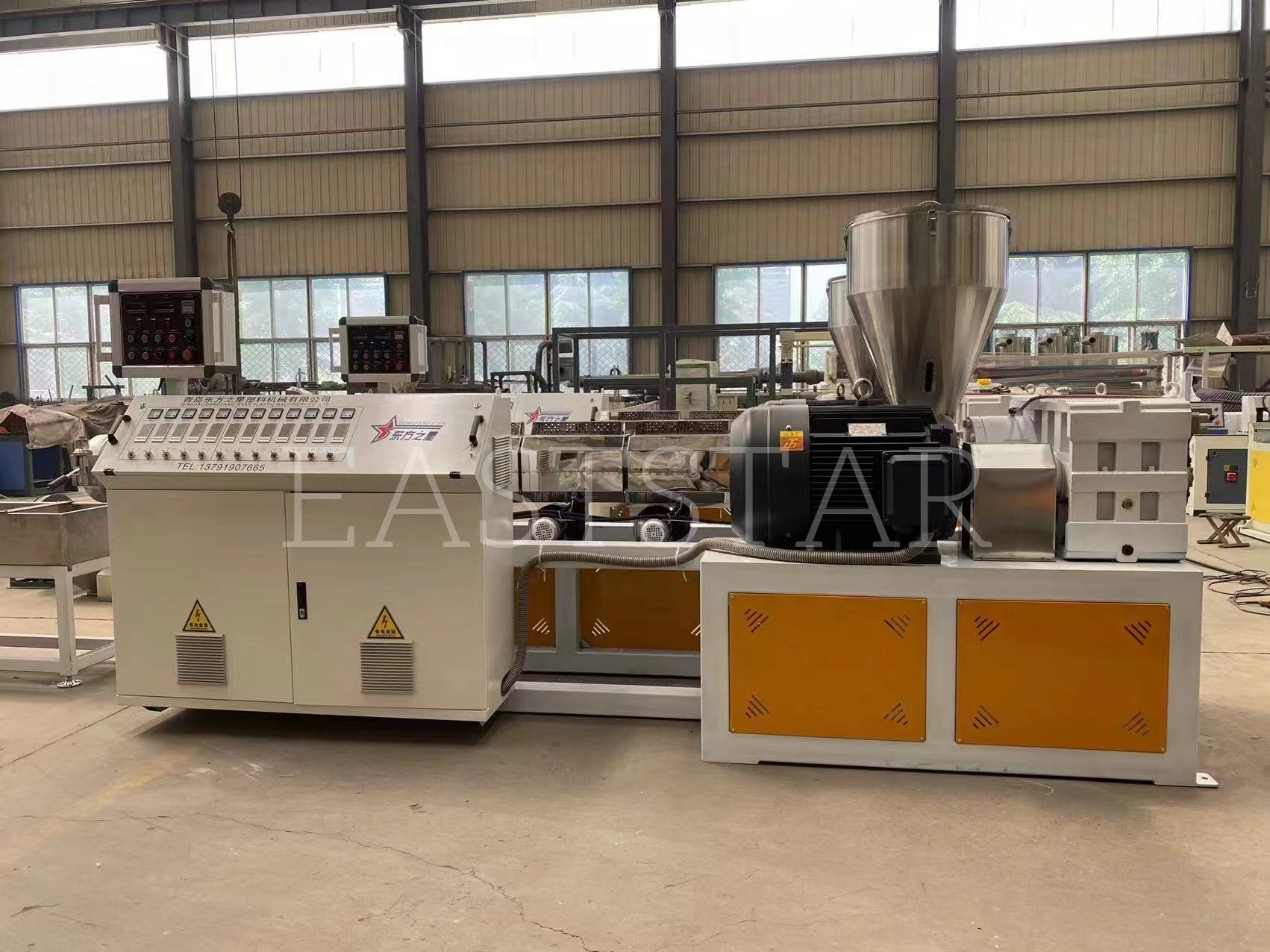 تیم فنی ما در حال انجام مونتاژ دقیق گرانولاتور دو پیچ موازی TSSK65 برای مشتری عرب ما است.