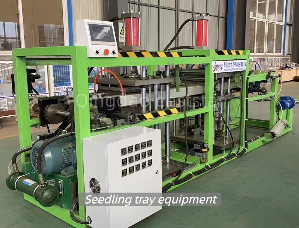 مشتریان هندی از سینی نهال و تجهیزات کنترل ریشه بازدید می کنند و در مورد راه حل های کاشت کشاورزی مدرن بحث می کنند.